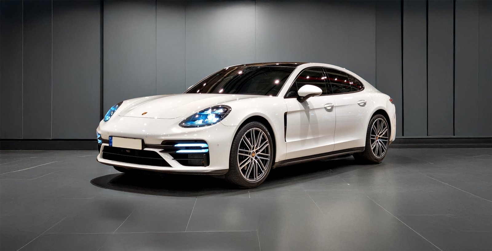 PORSCHE PANAMERA - View 1