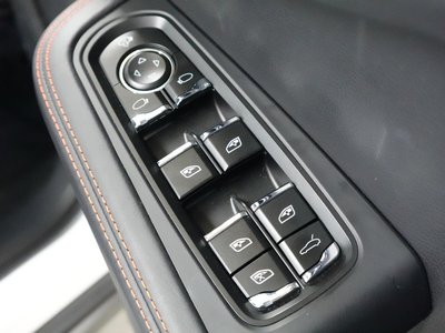 PORSCHE MACAN - 8