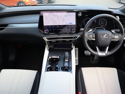 صورة 8 لـ 2025 Lexus RX