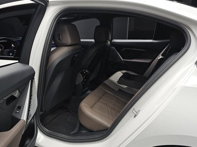 صورة مصغرة 18 لـ 2025 BMW 5 SERIES