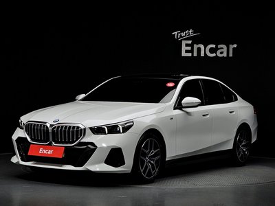 2025 BMW 5 SERIES photo 1
