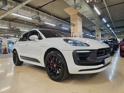 PORSCHE MACAN - 1