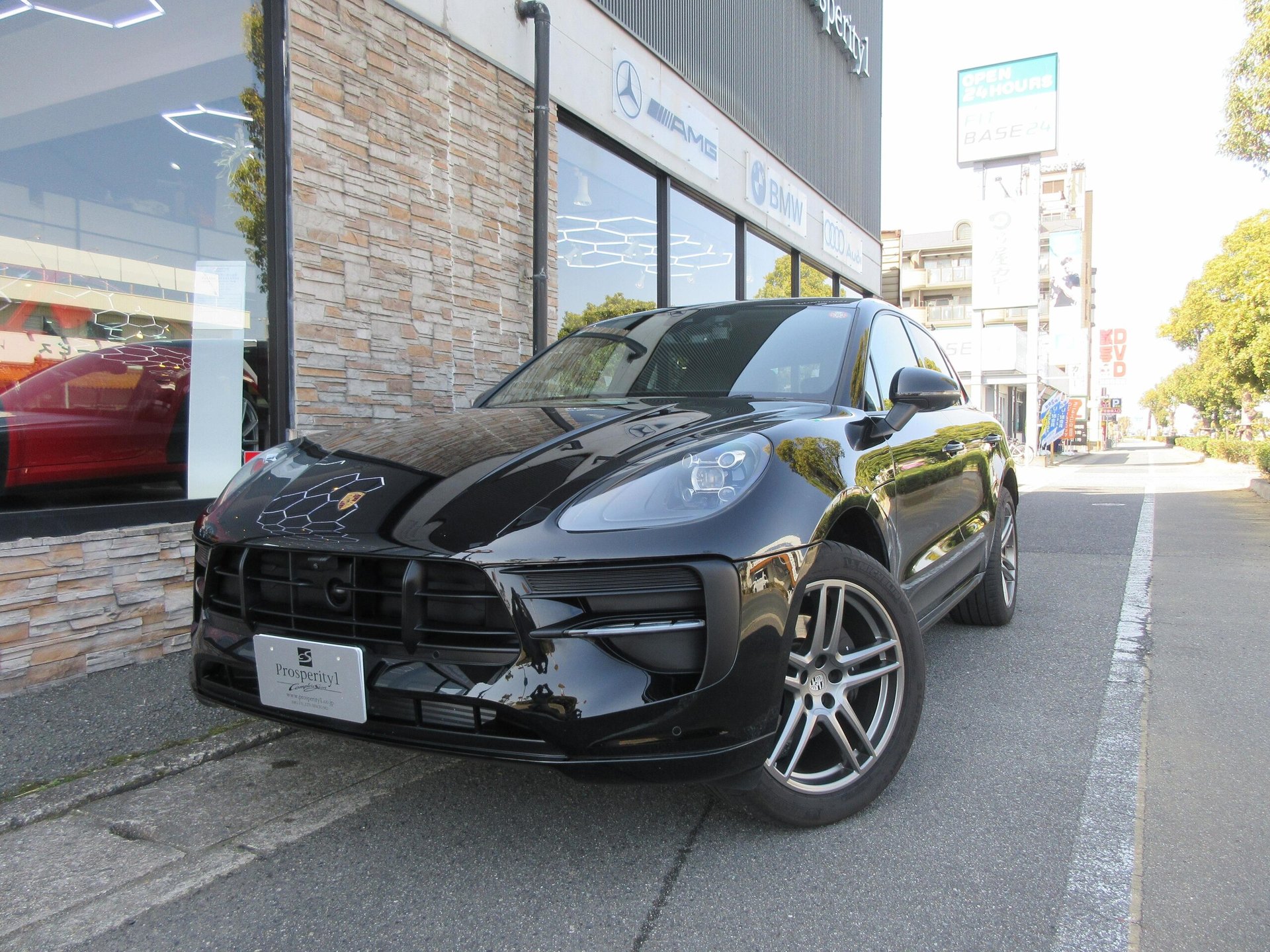 PORSCHE MACAN - View 1