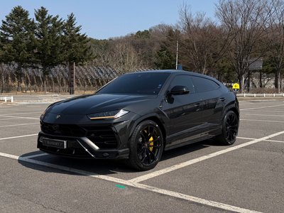 LAMBORGHINI URUS - 4