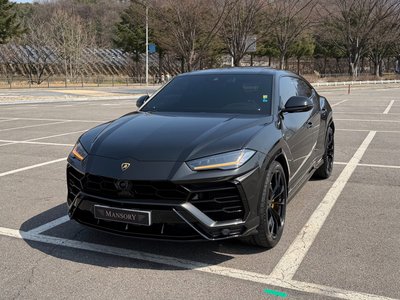 LAMBORGHINI URUS - 1