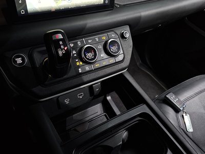 LAND ROVER DEFENDER - 9