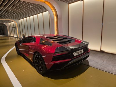 LAMBORGHINI AVENTADOR - 1