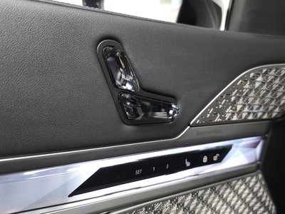2025 BMW 7 SERIES thumbnail 32