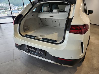 2025 Mercedes-BENZ EQE photo 10