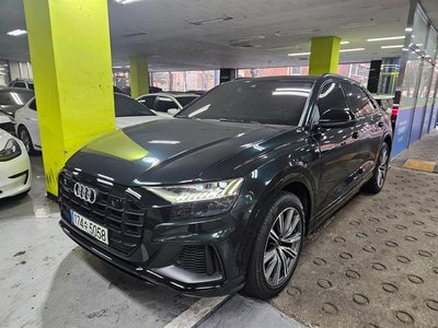 AUDI Q8 - 1