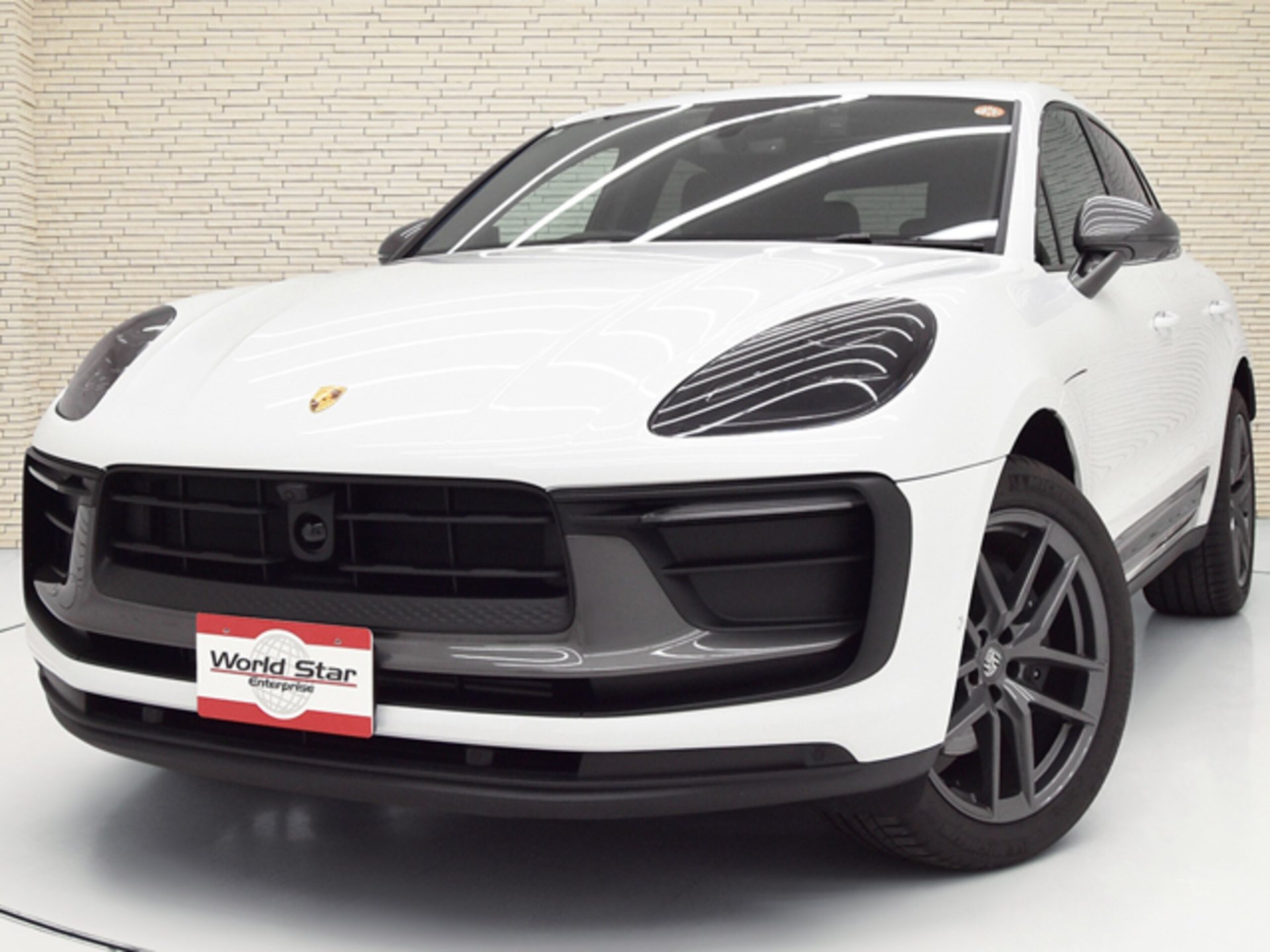 PORSCHE MACAN - View 1
