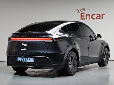 TESLA MODEL Y - 3