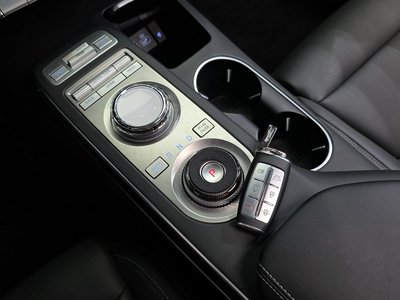 صورة 9 لـ 2022 Genesis GV70