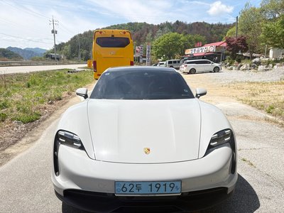 PORSCHE TAYCAN - 5