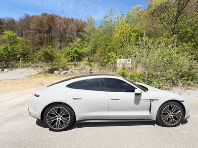 PORSCHE TAYCAN - 2