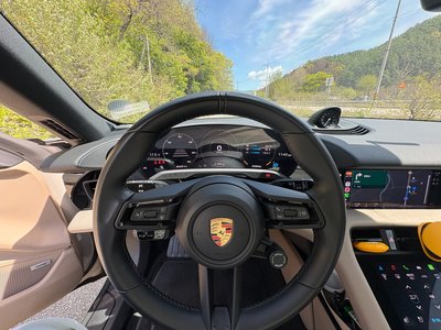 PORSCHE TAYCAN - 8