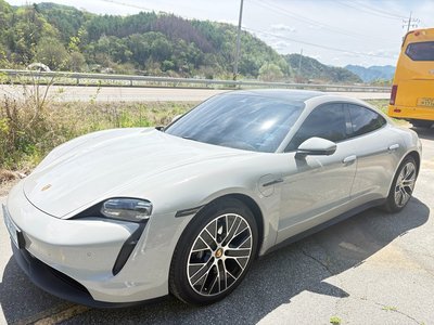 PORSCHE TAYCAN - 1