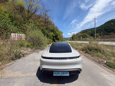 PORSCHE TAYCAN - 7