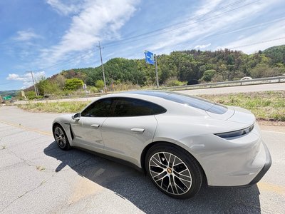 PORSCHE TAYCAN - 4