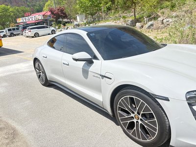 PORSCHE TAYCAN - 3
