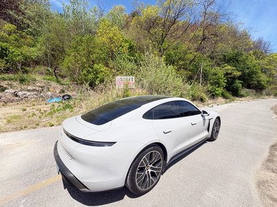 PORSCHE TAYCAN - 6