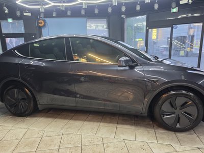 TESLA MODEL Y - 3