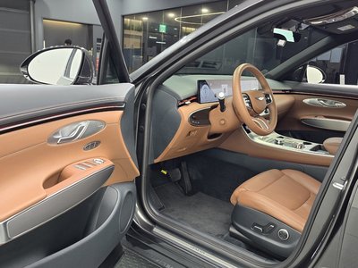 2024 Genesis GV70 thumbnail 13