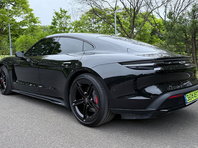 PORSCHE TAYCAN - 3