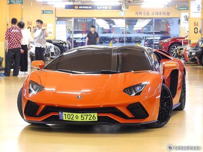 LAMBORGHINI AVENTADOR - 1