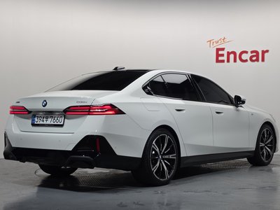 2025 BMW 5 SERIES — фото 4