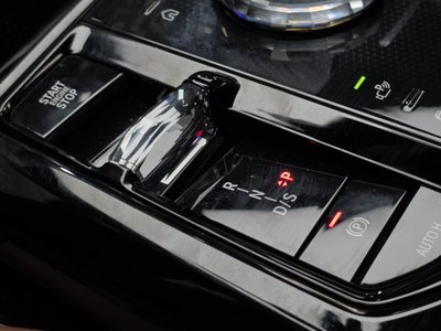 2025 BMW 5 SERIES — фото 9
