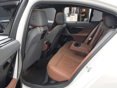 2025 BMW 5 SERIES — миниатюра 11