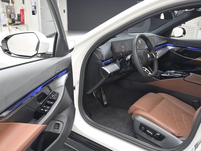 2025 BMW 5 SERIES — фото 10