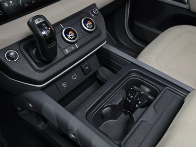 LAND ROVER DEFENDER - 9