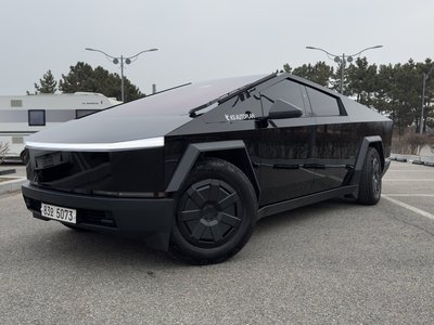 TESLA CYBERTRUCK - 2