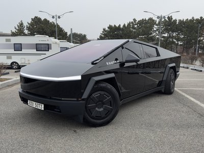 TESLA CYBERTRUCK - 1