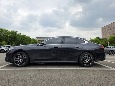2025 BMW 5 SERIES 照片 1
