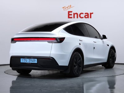 TESLA MODEL Y - 2