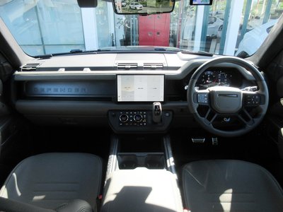 صورة 2 لـ 2025 LAND Rover DEFENDER