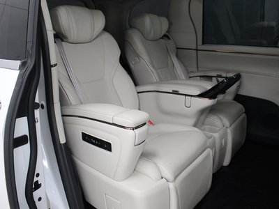 صورة 7 لـ 2025 Lexus LM
