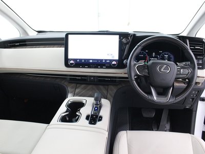 صورة 8 لـ 2025 Lexus LM