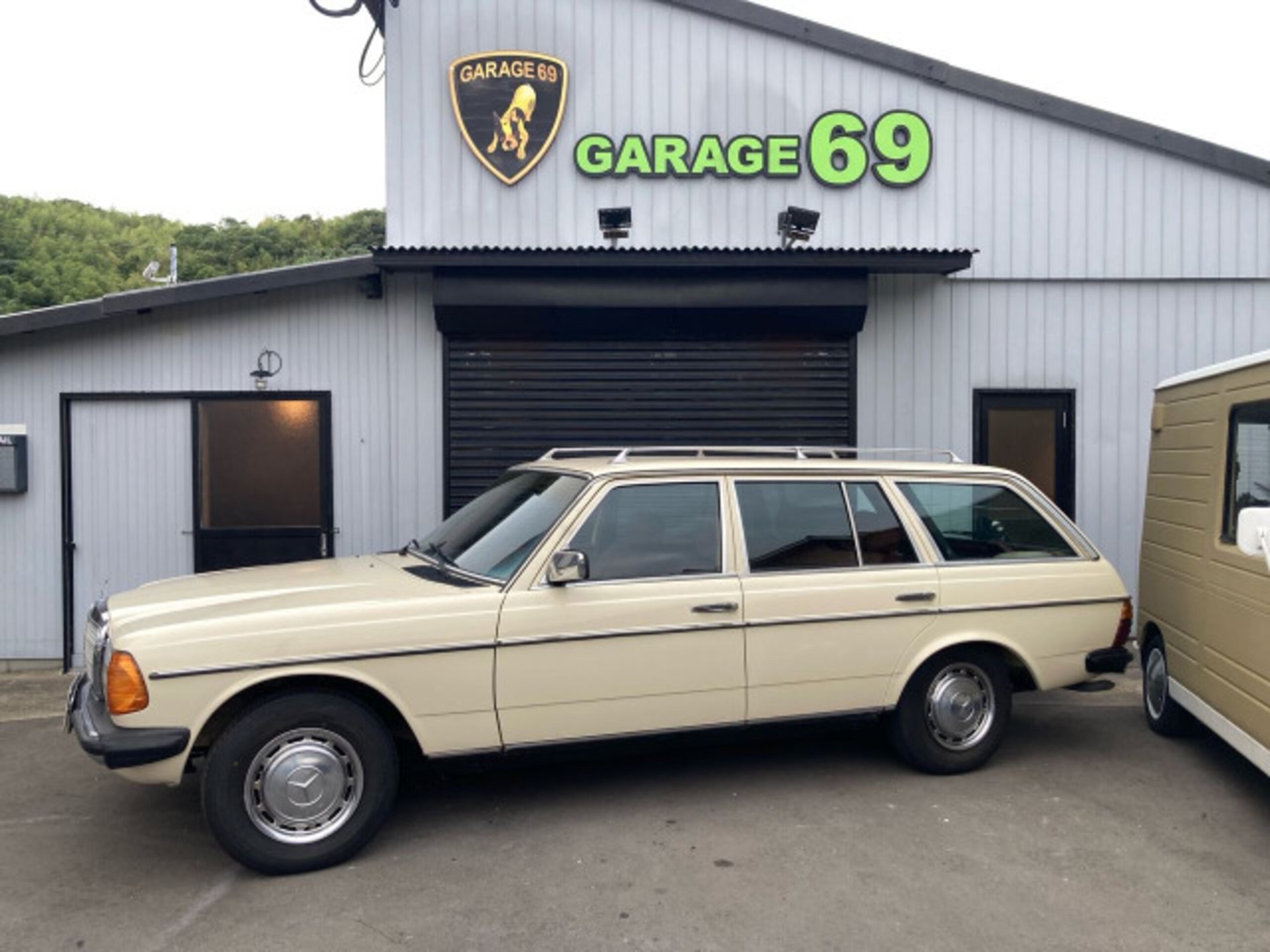 MERCEDES-BENZ MEDIUM-CLASS - View 1