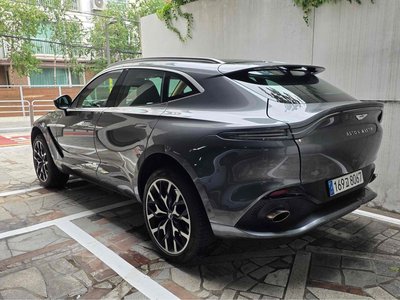 ASTON MARTIN DBX - 4