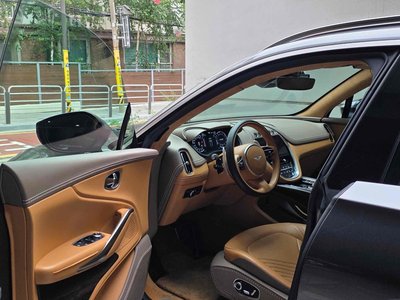 ASTON MARTIN DBX - 5