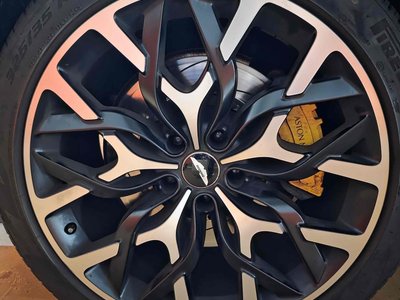 ASTON MARTIN DBX - 6