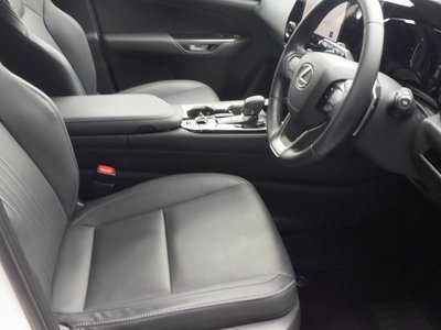 صورة 10 لـ 2023 Lexus NX