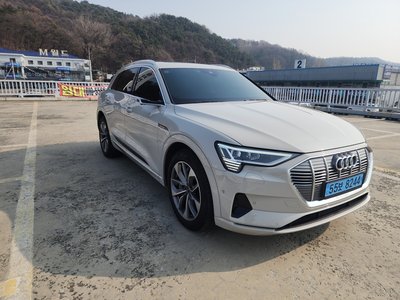 AUDI E-TRON - 6