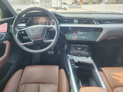 AUDI E-TRON - 8