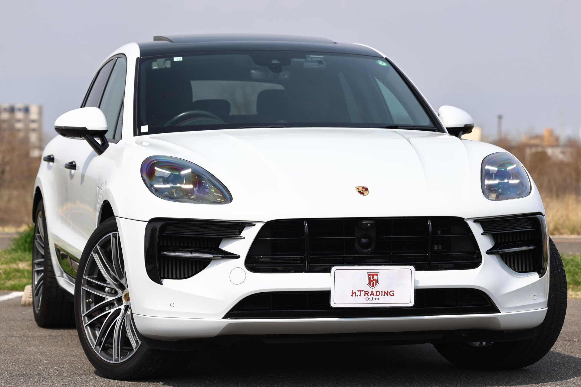 PORSCHE MACAN - View 1