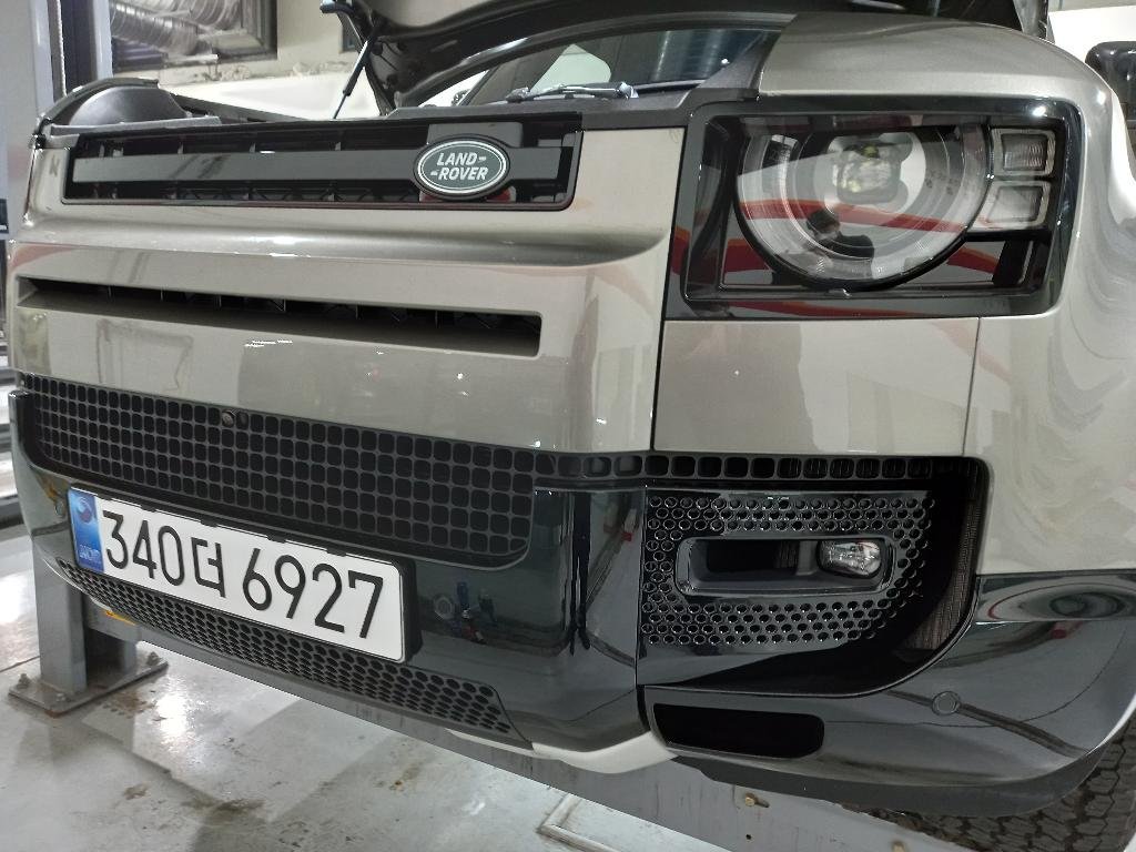 LAND ROVER DEFENDER - View 1